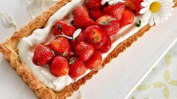 Recepta de cuina de Pastís de maduixa amb crema de moscatell